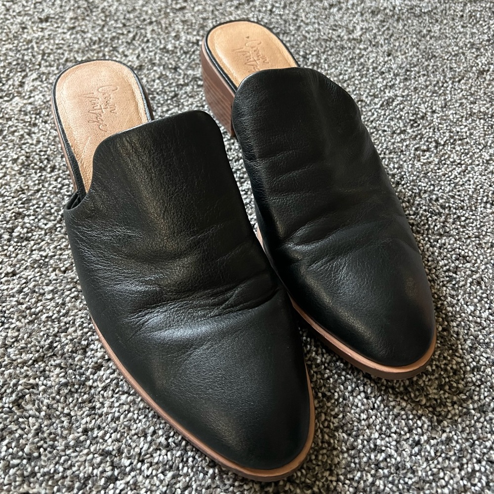 Crown Vintage Black Slides